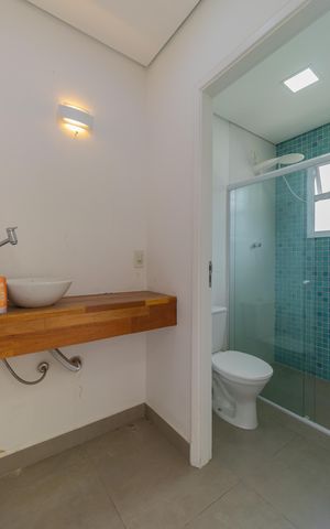 Casa de condomínio para alugar com 292m², 4 quartos e 6 vagas Casa de condomínio para alugar com 292m², 4 quartos e 6 vagasBanheiro da Área da Churrasqueira
