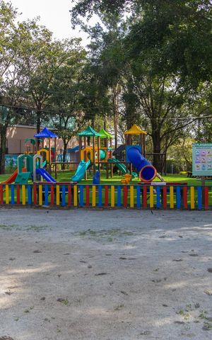Casa de condomínio para alugar com 292m², 4 quartos e 6 vagas Casa de condomínio para alugar com 292m², 4 quartos e 6 vagasÁrea comum - Playground