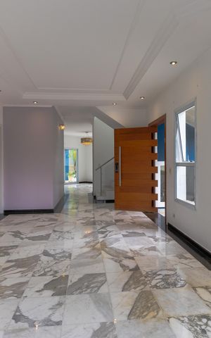 Casa de condomínio para alugar com 292m², 4 quartos e 6 vagas Casa de condomínio para alugar com 292m², 4 quartos e 6 vagasSala