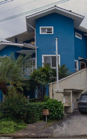 Casa de condomínio para alugar com 292m², 4 quartos e 6 vagas Casa de condomínio para alugar com 292m², 4 quartos e 6 vagasFachada