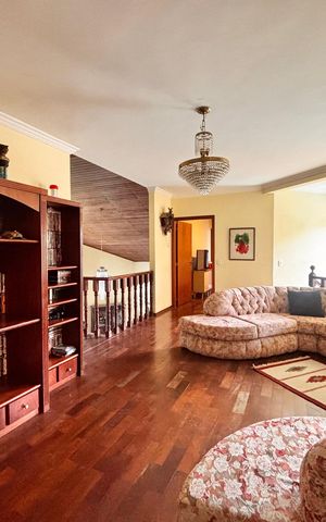 Casa de condomínio à venda com 540m², 5 quartos e 3 vagas Casa de condomínio à venda com 540m², 5 quartos e 3 vagasSala