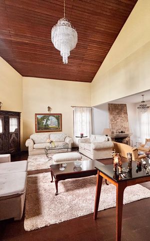 Casa de condomínio à venda com 540m², 5 quartos e 3 vagas Casa de condomínio à venda com 540m², 5 quartos e 3 vagasSala