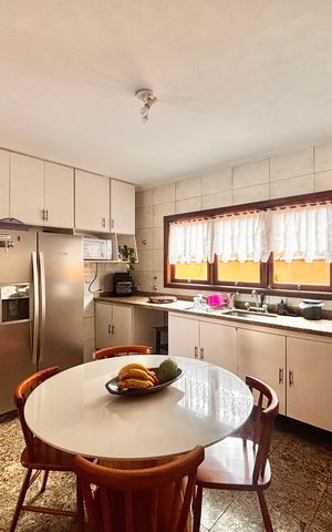 Casa de condomínio à venda com 540m², 5 quartos e 3 vagas Casa de condomínio à venda com 540m², 5 quartos e 3 vagasCozinha