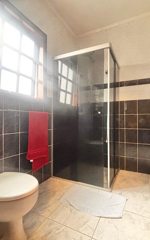 Casa de condomínio à venda com 540m², 5 quartos e 3 vagas Casa de condomínio à venda com 540m², 5 quartos e 3 vagasBanheiro suíte 2