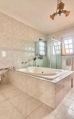 Casa de condomínio à venda com 540m², 5 quartos e 3 vagas Casa de condomínio à venda com 540m², 5 quartos e 3 vagasBanheiro suíte 4