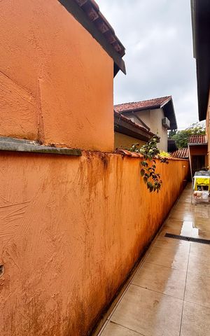 Casa de condomínio à venda com 540m², 5 quartos e 3 vagas Casa de condomínio à venda com 540m², 5 quartos e 3 vagasLateral