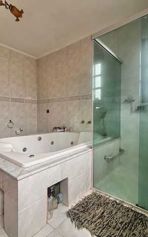 Casa de condomínio à venda com 540m², 5 quartos e 3 vagas Casa de condomínio à venda com 540m², 5 quartos e 3 vagasBanheiro suíte 4