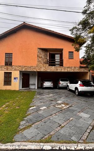 Casa de condomínio à venda com 540m², 5 quartos e 3 vagas Casa de condomínio à venda com 540m², 5 quartos e 3 vagasFachada com placa