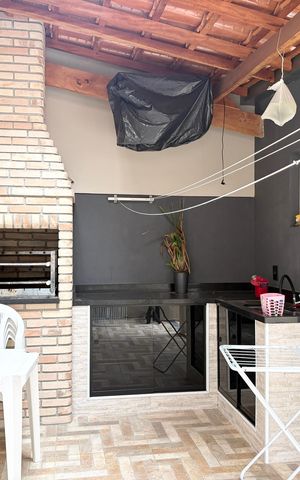 Casa à venda com 150m², 3 quartos e 2 vagas Casa à venda com 150m², 3 quartos e 2 vagasChurrasqueira