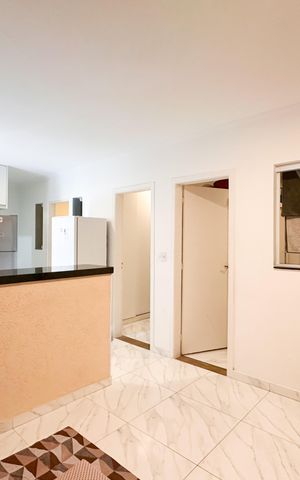 Casa à venda com 45m², 3 quartos e 2 vagas Casa à venda com 45m², 3 quartos e 2 vagasSala