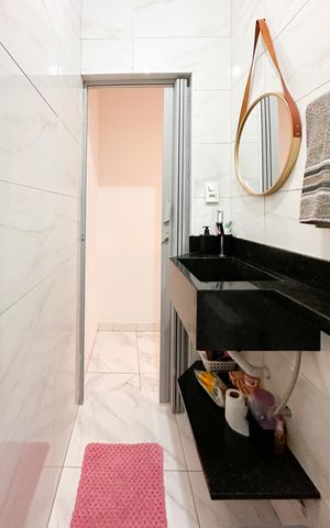 Casa à venda com 45m², 3 quartos e 2 vagas Casa à venda com 45m², 3 quartos e 2 vagasBanheiro Social