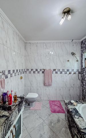 Casa para alugar com 379m², 5 quartos e 7 vagasBanheiro da Suíte 4