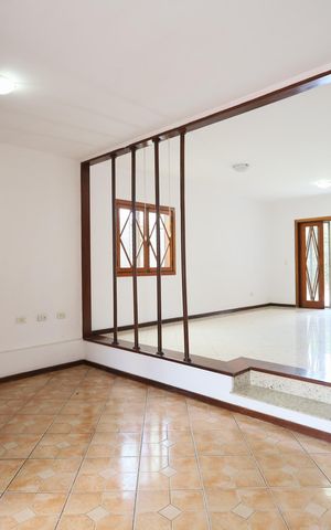 Casa para alugar com 237m², 3 quartos e 4 vagasSala