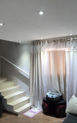 Casa à venda com 160m², 3 quartos e 2 vagas Casa à venda com 160m², 3 quartos e 2 vagasSala