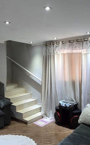 Casa à venda com 160m², 3 quartos e 2 vagas Casa à venda com 160m², 3 quartos e 2 vagasSala