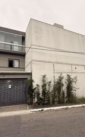 Casa para alugar com 108m², 2 quartos e 2 vagas Casa para alugar com 108m², 2 quartos e 2 vagasFachada