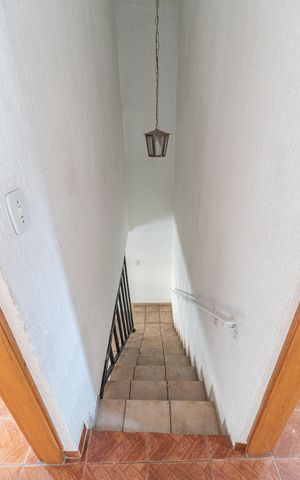 Casa para alugar com 90m², 2 quartos e 2 vagasEscadas
