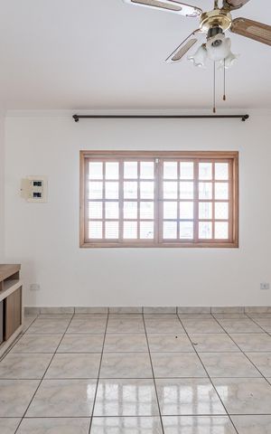 Casa para alugar com 90m², 2 quartos e 2 vagasSala