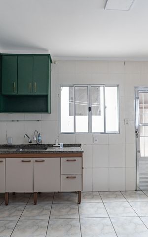 Casa para alugar com 90m², 2 quartos e 2 vagasCozinha
