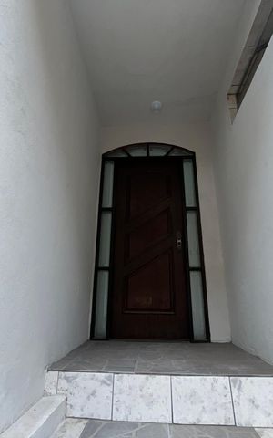 Casa à venda com 305m², 3 quartos e 3 vagas Casa à venda com 305m², 3 quartos e 3 vagasPorta de entrada