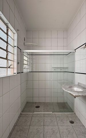 Casa para alugar com 200m², 2 quartos e 2 vagasBanheiro 