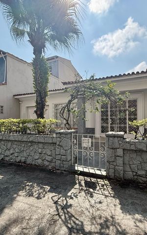 Casa para alugar com 200m², 2 quartos e 2 vagasFachada 