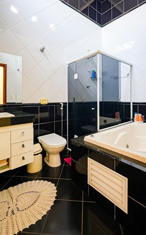 Casa à venda com 270m², 3 quartos e 9 vagasBanheiro da Suíte 2