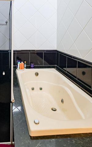 Casa à venda com 270m², 3 quartos e 9 vagasBanheiro da Suíte 2