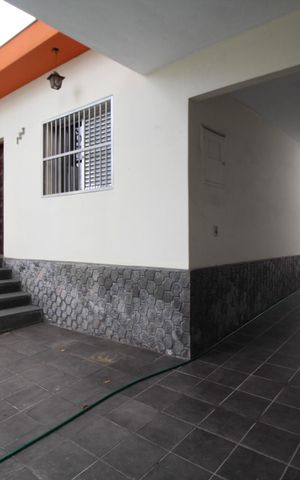 Casa à venda com 200m², 4 quartos e 4 vagas Casa à venda com 200m², 4 quartos e 4 vagasQuintal e Garagem