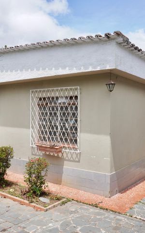 Casa à venda com 360m², 4 quartos e 1 vaga Casa à venda com 360m², 4 quartos e 1 vagaFachada