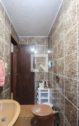 Casa à venda com 98m², 4 quartos e 4 vagas Casa à venda com 98m², 4 quartos e 4 vagasBanheiro