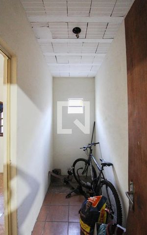 Casa à venda com 98m², 4 quartos e 4 vagas Casa à venda com 98m², 4 quartos e 4 vagasCorredor