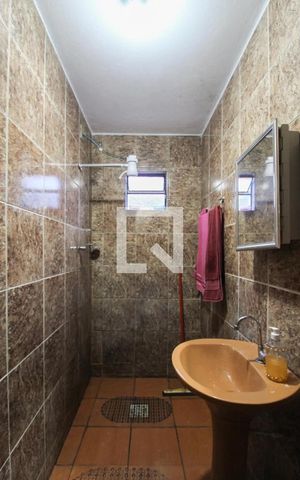 Casa à venda com 98m², 4 quartos e 4 vagas Casa à venda com 98m², 4 quartos e 4 vagasBanheiro
