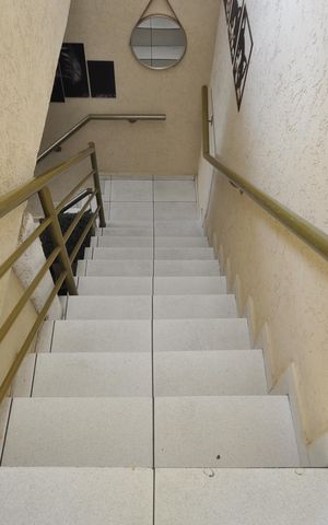 Casa à venda com 150m², 4 quartos e 2 vagasEscada