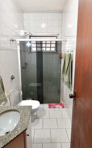 Casa à venda com 200m², 3 quartos e 2 vagasBanheiro
