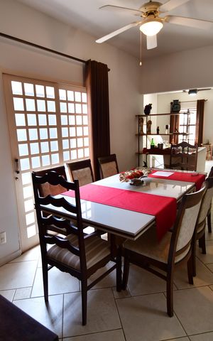Casa à venda com 200m², 3 quartos e 2 vagasSala
