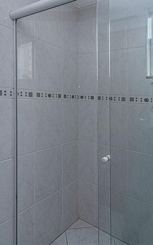 Casa para alugar com 162m², 3 quartos e 3 vagas Casa para alugar com 162m², 3 quartos e 3 vagasbanheiro na sala de tv_3