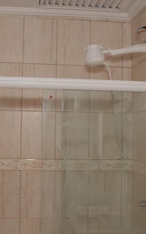 Casa para alugar com 72m², 2 quartos e 2 vagas Casa para alugar com 72m², 2 quartos e 2 vagasBanheiro
