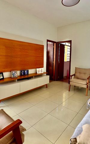 Casa à venda com 220m², 5 quartos e 3 vagas Casa à venda com 220m², 5 quartos e 3 vagasSala