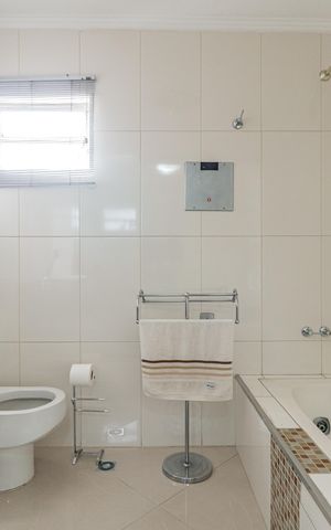Casa à venda com 180m², 3 quartos e 2 vagasBanheiro da Suíte