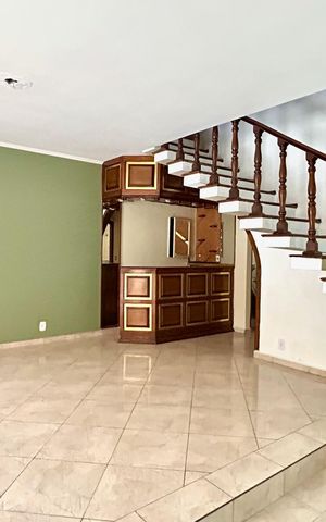 Casa para alugar com 270m², 3 quartos e 5 vagas Casa para alugar com 270m², 3 quartos e 5 vagasSala
