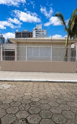 Casa para alugar com 330m², 4 quartos e sem vaga Casa para alugar com 330m², 4 quartos e sem vagaFachada