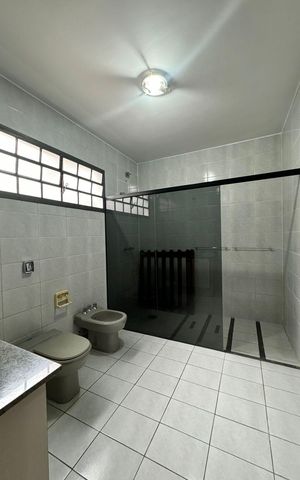 Casa para alugar com 357m², 2 quartos e 1 vaga Casa para alugar com 357m², 2 quartos e 1 vagaBanheiro