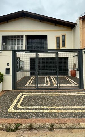 Casa para alugar com 357m², 2 quartos e 1 vaga Casa para alugar com 357m², 2 quartos e 1 vagaFachada