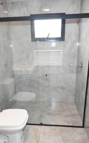 Casa de condomínio à venda com 186m², 3 quartos e 4 vagas Casa de condomínio à venda com 186m², 3 quartos e 4 vagasBanheiro da Suíte Master