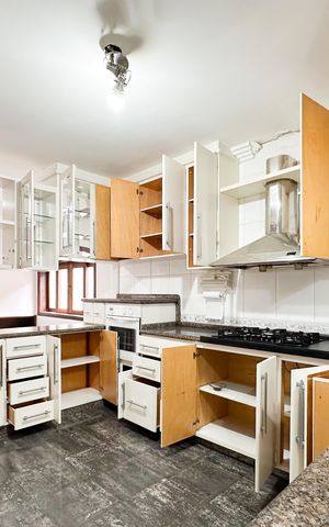 Casa para alugar com 300m², 4 quartos e 2 vagas Casa para alugar com 300m², 4 quartos e 2 vagasCozinha