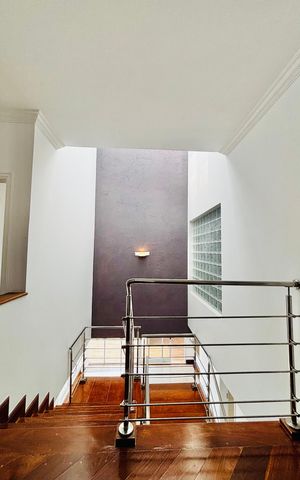 Casa de condomínio para alugar com 400m², 5 quartos e 5 vagasEscada das suítes 