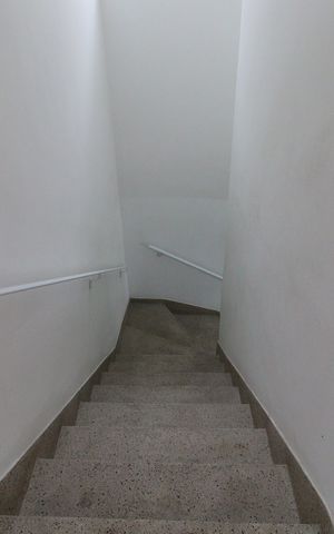 Casa para alugar com 94m², 2 quartos e 2 vagasEscada