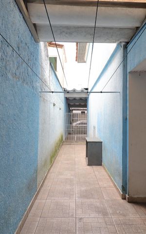 Casa para alugar com 94m², 2 quartos e 2 vagasCorredor externo
