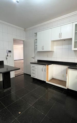 Casa para alugar com 330m², 4 quartos e 2 vagas Casa para alugar com 330m², 4 quartos e 2 vagasCozinha